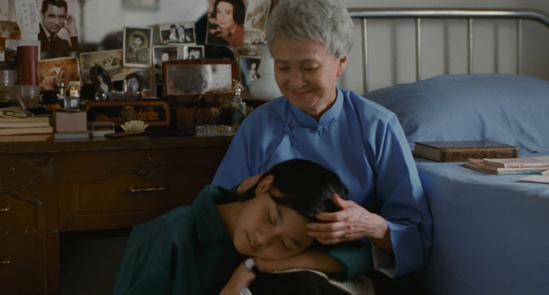 영화 '하나 그리고 둘'. 마음을 다친 팅팅과 할머니./에무필름즈