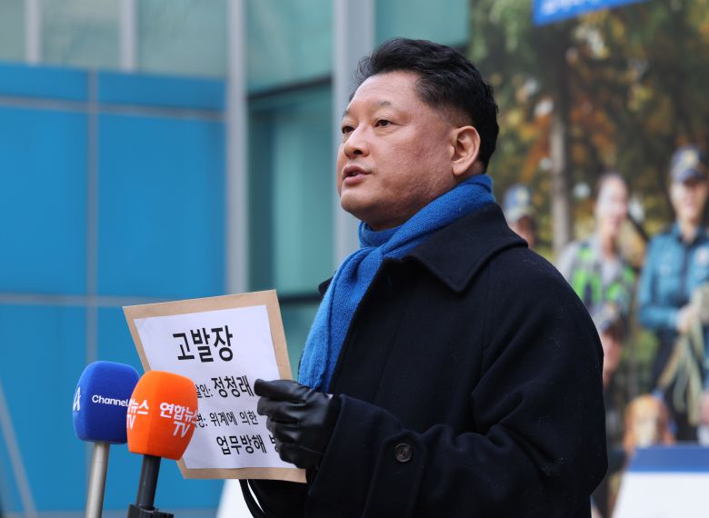 김한메 사법정의바로세우기시민행동(사세행) 상임대표가 7일 오전 서울 종로구 서울경찰청 앞에서 정청래 더불어민주당 대표에 대한 김병기 부패 비리 무마 관련 위계 업무방해, 방조 혐의 고발 기자회견을 하고 있다. /뉴시스