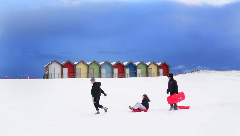 1월 5일 영국 북동부 노섬벌랜드 블라이스의 눈 덮인 들판에서 사람들이 썰매를 타며 겨울 날씨를 즐기고 있다./PA/AP 연합뉴스