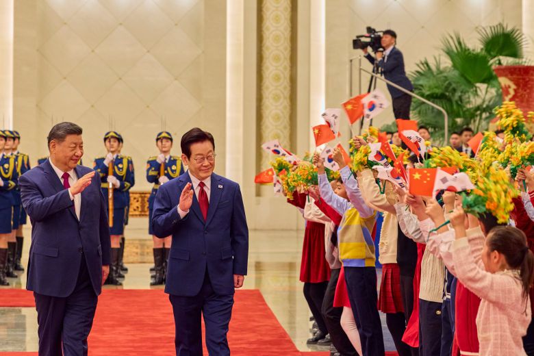 이재명 대통령과 시진핑 중국 국가주석이 지난 5일 베이징 인민대회당에서 열린 정상회담 '공식 환영식'에서 양국 국기를 흔드는 아이들을 향해 인사하고 있다./뉴스1