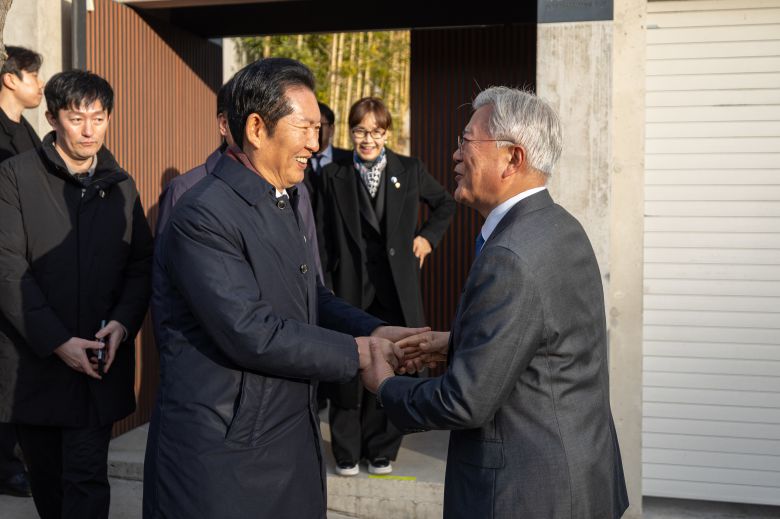 정청래 더불어민주당 대표가 1일 오후 경남 양산 하북면 평산마을 문재인 전 대통령 사저를 방문해 문 전 대통령을 예방하고 있다. /더불어민주당 제공