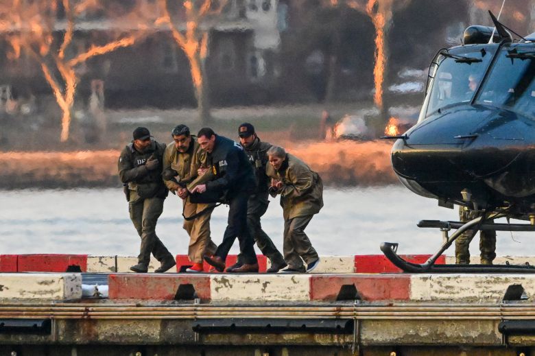 체포된 베네수엘라 니콜라스 마두로 대통령과 부인 실리아 플로레스가 5일(현지 시각) 미국 뉴욕 남부연방법원에서 재판을 받기 위해 메트로폴리탄 구치소에서 헬기로 이송돼 이동하고 있다./EPA 연합뉴스
