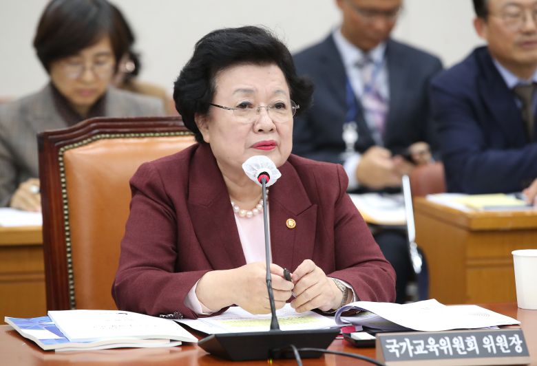 이배용 국가교육위원회 위원장이 2023년 10월 서울 여의도 국회에서 열린 교육위원회의 교육부, 국가교육위원회 등에 대한 종합감사에서 의원들의 질의에 답하고 있다. /뉴스1