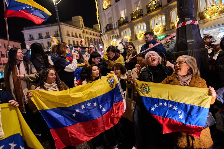 베네수엘라 니콜라스 마두로 대통령의 체포 소식이 알려진 지난 3일 스페인 수도 마드리드에서 베네수엘라인들이 베네수엘라 국기를 든 채 기뻐하고 있다. /AP 연합뉴스