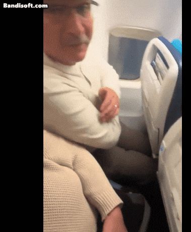 온라인 커뮤니티 레딧에 공유된 영상에는 좌석 간 간격이 지나치게 좁아 승객의 무릎이 앞좌석에 닿아 있는 모습이 담겼다./ 레딧