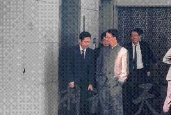 작년 11월 중국 외교 관리가 주머니에 손을 넣은 채 고개를 돌리고, 일본 관리는 고개를 살짝 숙인 채 서 있는 모습. /웨이보