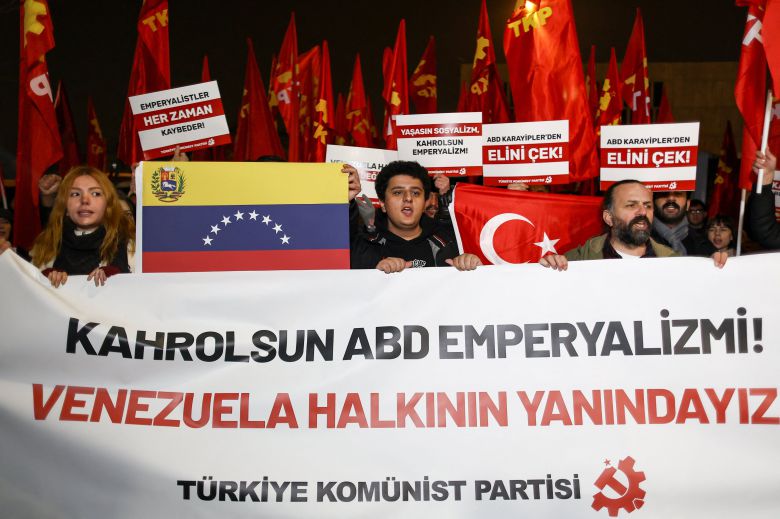 베네수엘라 니콜라스 마두로 대통령의 체포 소식이 알려진 뒤 이튿날인 지난 4일 튀르키예 공산당 당원들이 앙카라 미국 대사관 앞에서 미국 정부 규탄 시위를 벌이고 있다. /로이터 연합뉴스