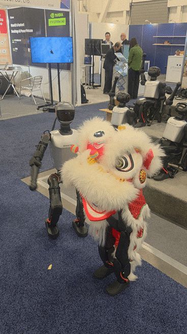 CES 전시장에서 인사하는 로봇./유지한 기자