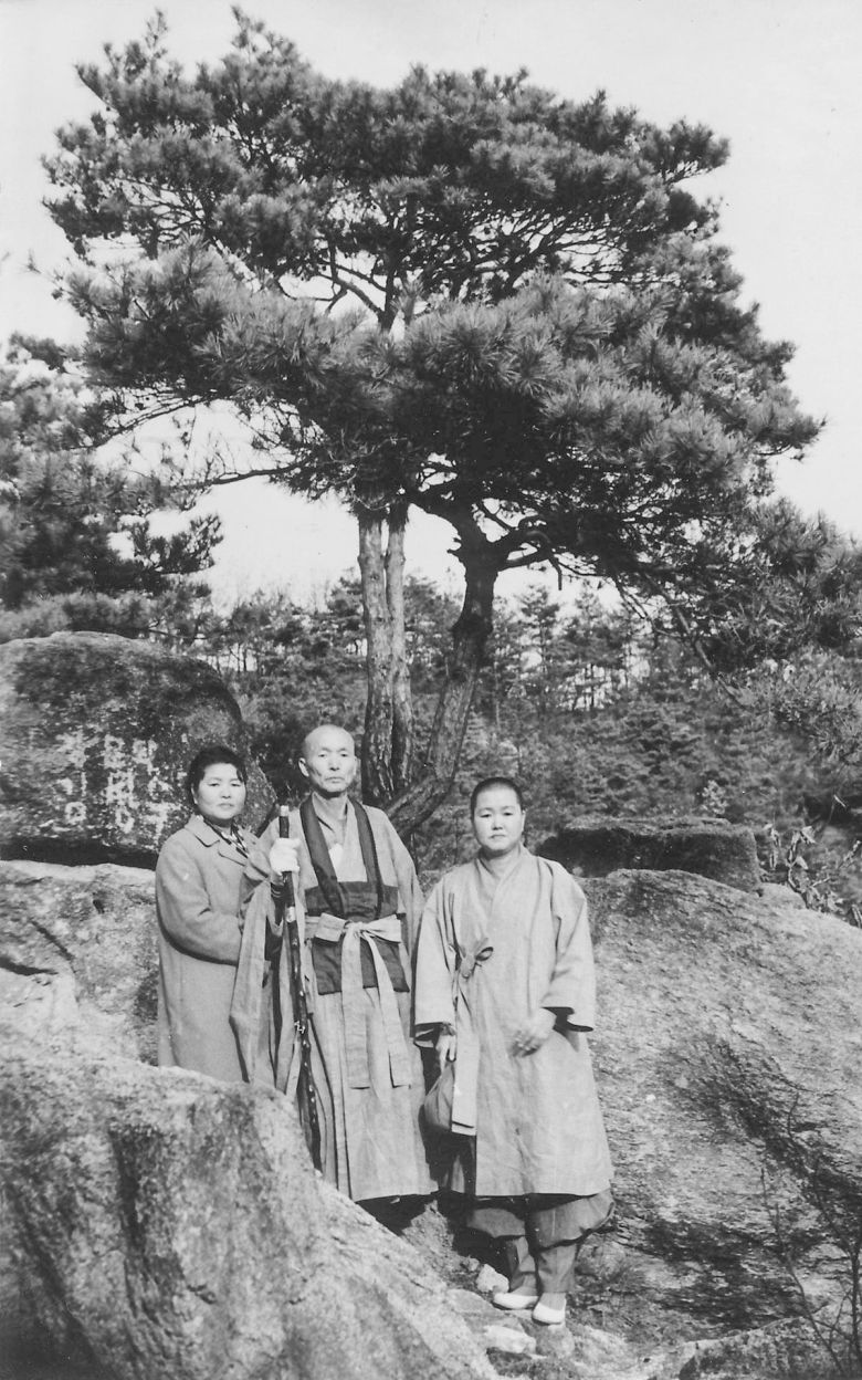 속가 언니인 인자와 청담 스님, 묘엄 스님(왼쪽부터). /조계종출판사