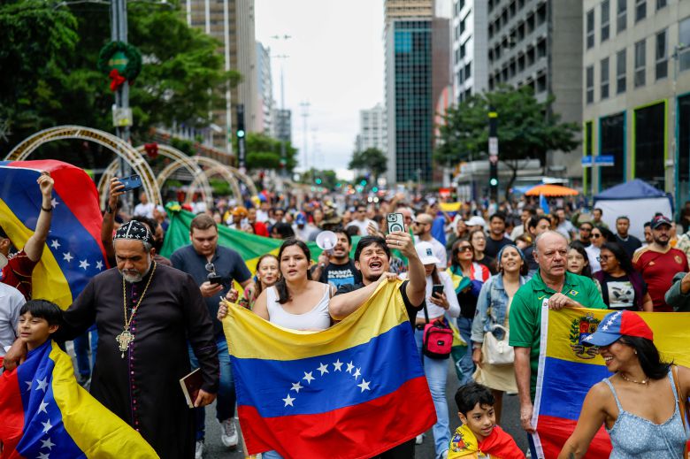 4일 브라질 상파울루에서 베네수엘라와 브라질 국민들이 베네수엘라의 자유와 민주적 전환을 지지하는 시위에 참여하고 있다. /로이터 연합뉴스