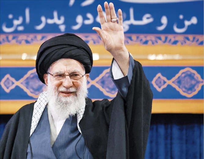 EPA 연합뉴스지난 3일 이란 수도 테헤란에서 열린 한 행사에서 최고지도자 알리 하메네이가 손 흔들고 있다.