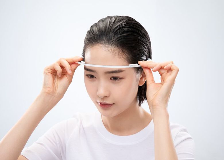 슬리피솔 플러스를 착용한 모습. 머리띠처럼 머리에 끼우면 된다. /리솔