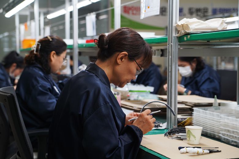 공장 작업자들이 슬리피솔 플러스를 생산하는 모습. /더비비드