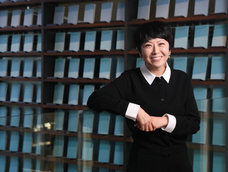 베테랑 편집자인 김민정 시인은 과거 문학동네 시인선을 기획·총괄, 1번(최승호 ‘아메바’)부터 203번(임유영 ‘오믈렛’)까지 관여했다. 현재는 난다 출판사 대표를 맡고 있다. 김민정 시인이 카페꼼마 합정점에 진열된 문학동네 시인선을 뒤로 하고 섰다. /장경식 기자