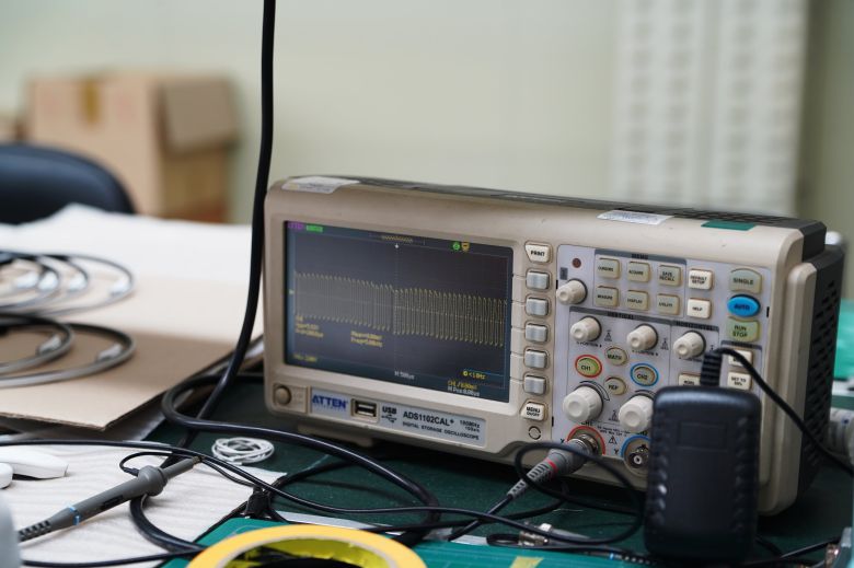 전압측정기로 슬리피솔 플러스의 성능을 최종 확인하는 모습. /더비비드