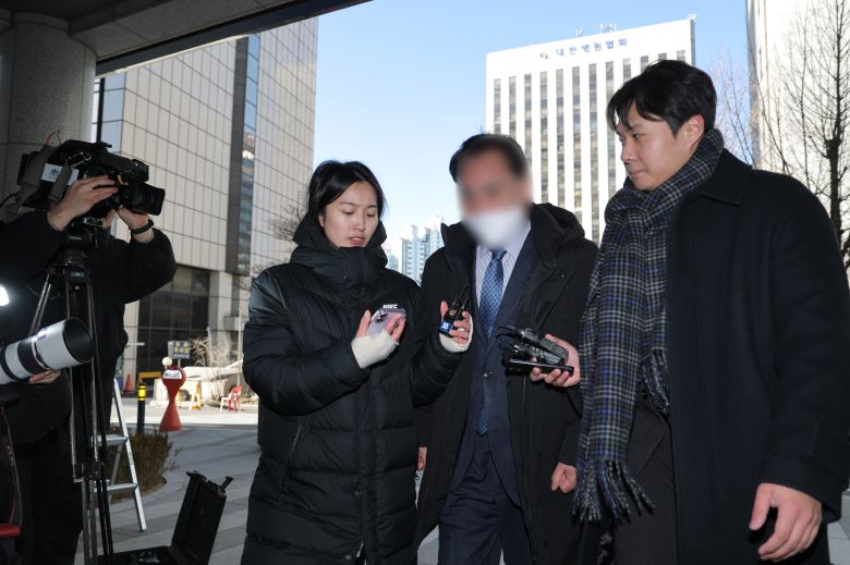 더불어민주당 김병기 전 원내대표에게 '공천 헌금'을 건넸다는 내용의 탄원서를 작성한 전직 동작구의원 A 씨가 8일 피의자 신분으로 경찰에 출석하고 있다. /연합뉴스