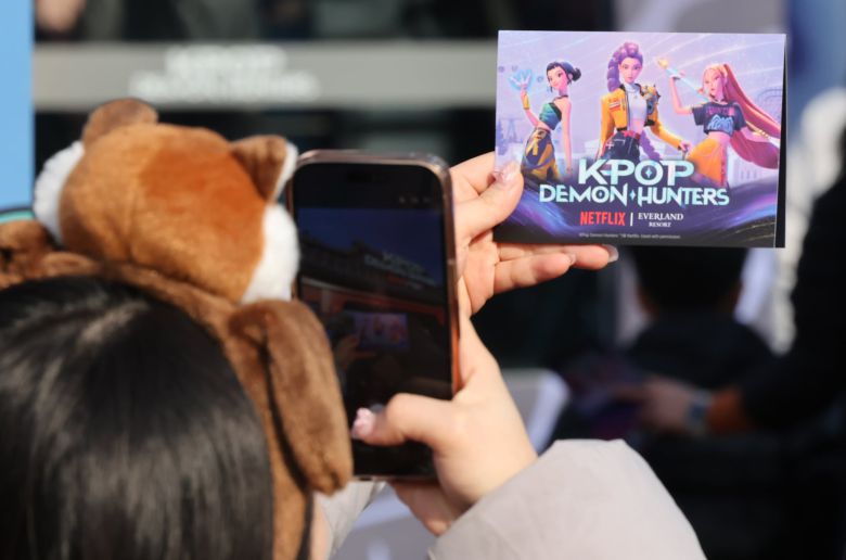 경기 용인시 에버랜드 내 케이팝 데몬 헌터스 팝업존을 찾은 관람객이 행사장을 촬영하고 있다. /뉴스1