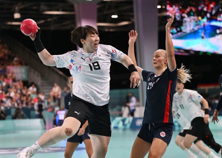 2024년 7월 30일 프랑스 파리 아레나 파리 쉬드6에서 열린 2024파리올림픽 여자 핸드볼 A조 3차전 대한민국-노르웨이 경기. 강은혜가 슛을 하고 있다. /올림픽사진공동취재단