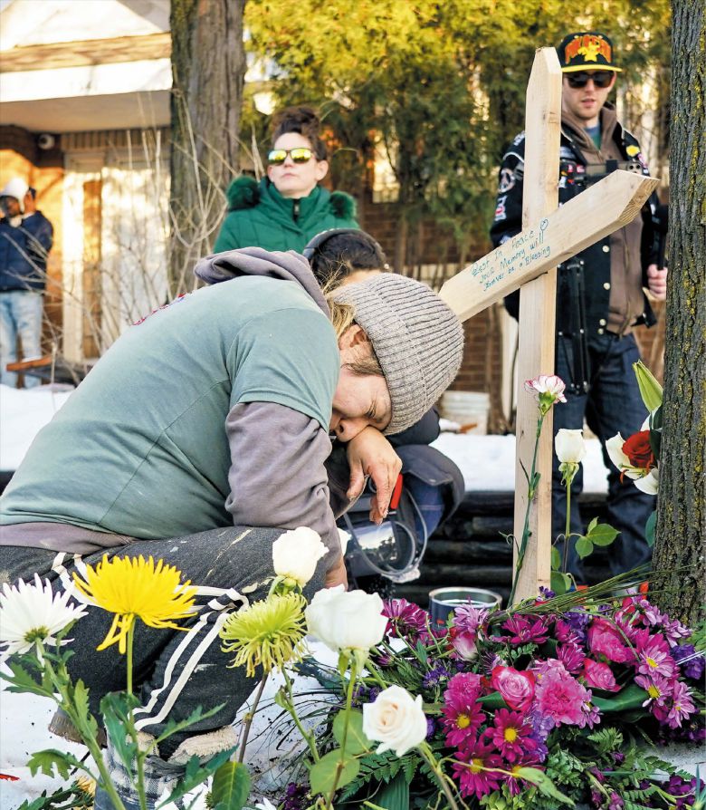 EPA 연합뉴스 희생자 추모하는 시민  미국 미네소타주 미니애폴리스에서 이민세관단속국(ICE) 요원의 총격으로 30대 여성이 숨진 7일, 사건 현장에 조성된 임시 추모 공간을 찾은 시민이 눈물을 훔치고 있다. 트럼프 행정부가 미네소타에서 ‘역사상 최대 규모’의 불법 이민자 단속 작전을 예고한 가운데 이번 사건이 벌어지면서, 정부의 고강도 이민 단속에 대한 반발이 빠르게 확산하고 있다.