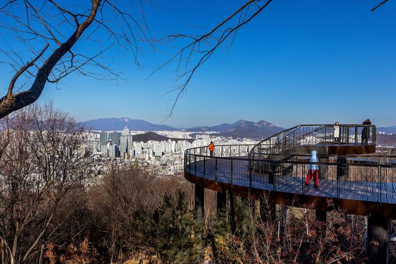 '용마산 스카이워크'는 용마산이나 망우산에 방문한다면 산책 삼아 들러볼 만하다. / 양수열 영상미디어 기자