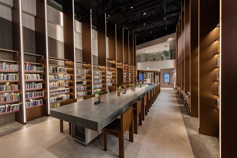 ‘아차산 동행숲길’과 ‘아차산 어울림 정원’ 사이에 있는 ‘아차산숲속도서관’. 아차산을 오갈 때 들러볼 만하다. / 아차산숲속도서관