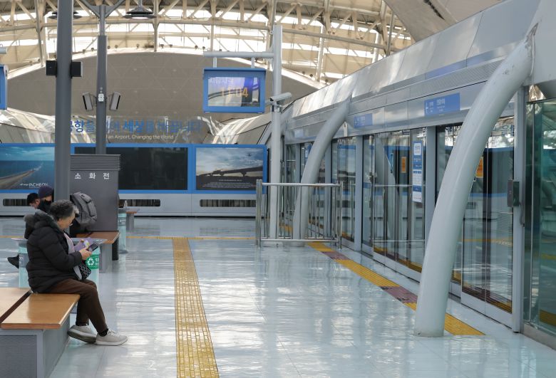 7일 인천국제공항 제1여객터미널 자기부상열차 플랫폼이 한산하다./장경식 기자