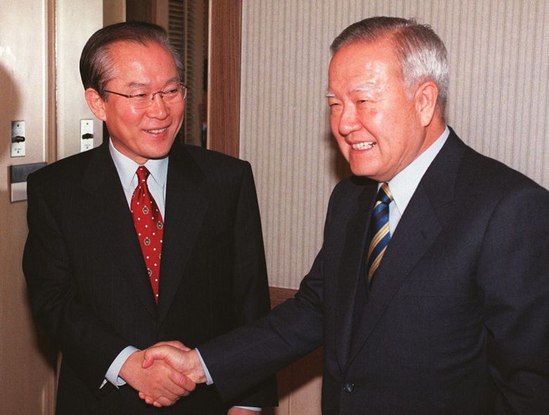 1998년 2월 18일 한나라당 이회창 명예총재와 조순 총재가 악수를 나누고 있다. 이 전 명예총재의 부친 이홍규 검사, 조 전 총재의 숙부 조평재 변호사가 '법조 프락치 사건' 때 구속됐던 전력이 1997년 제15대 대통령 선거 때 '검증 대상'으로 떠올랐다. 논란은 그때까지 생존해 있던 ‘사상 검사’ 선우종원이 “그들 모두 공산주의자가 아니었다”고 보증함으로써 종식됐다." /조선일보DB