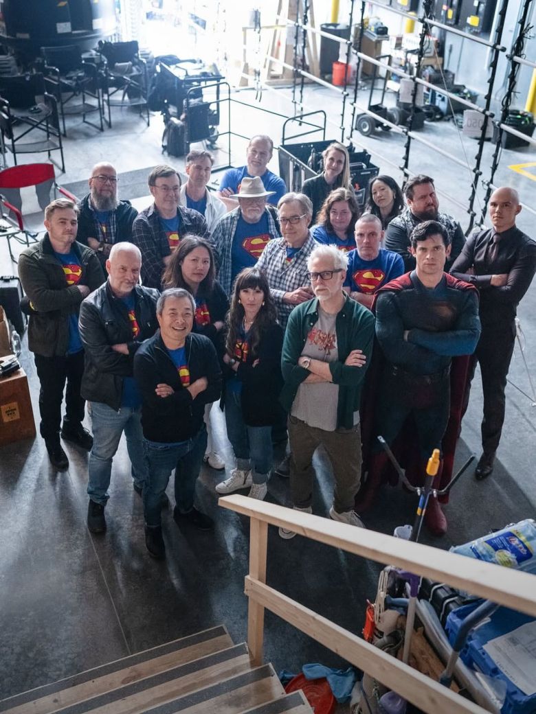 지난해 개봉한 할리우드 영화 '수퍼맨' 촬영장에서 제작진과 함께 선 짐 리(맨 앞 왼 쪽). /인스타그램