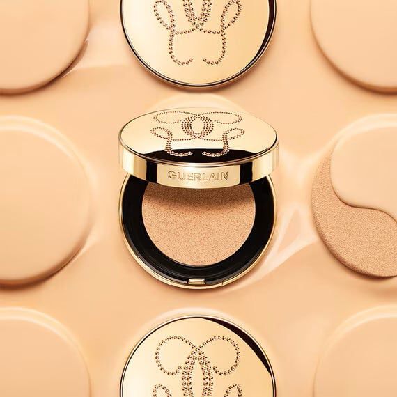 겔랑의 신상 쿠션 '빠뤼르 골드 메쉬 쿠션’은 24K 골드와 블랙 비 허니, 화이트 작약 추출물 등으로 안색을 화사하게 표현해준다. 겔랑.