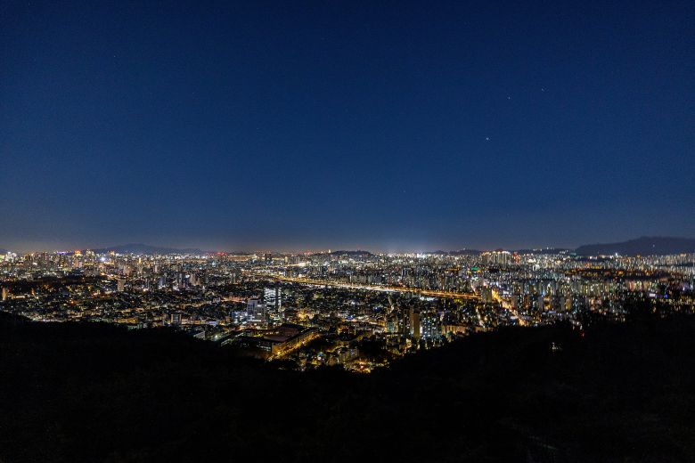 용마산 일출 산행의 직행 코스로 통하는 '팔각정길'의 '용마산정'에서 내려다 본 새벽의 도심 풍경. 지나가던 한 등산객은 "비행기에서 내려다 본 것만 같은 '항공 뷰'"라며 감탄했다. / 양수열 영상미디어 기자