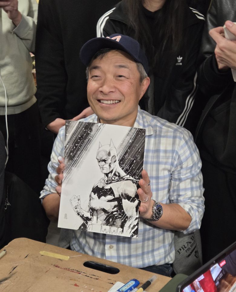지난 1일 밤 서울 장안동의 미국 코믹스 전문점 ‘DCC카페’에서 배트맨 드로잉을 완성한 뒤 팬들에게 둘러싸여 활짝 웃고 있는 짐 리. 이번 방한은 DCC카페를 운영하는 조이 크로너·안양주 부부의 수 년에 걸친 섭외 요청으로 이뤄졌다. /정상혁 기자