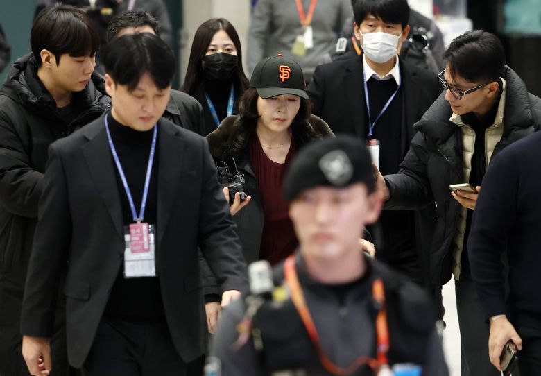 2022년 지방선거 국면에서 더불어민주당 소속이던 강선우 의원에게 '공천헌금' 1억원을 전달한 의혹을 받는 김경 서울시의원이 11일 인천국제공항 1터미널을 통해 입국하고 있다./연합뉴스