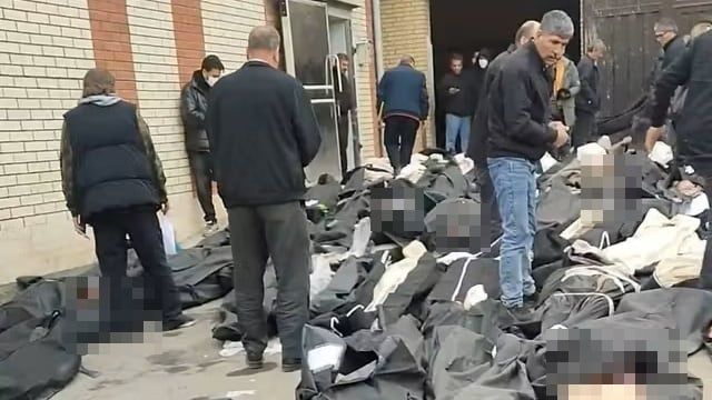 11일 소셜미디어에 테헤란의 한 법의학센터에서 촬영된 것으로 알려진 영상. 이란 당국의 무력 진압으로 희생된 희생자들의 시신이 곳곳에 널려있다. 로이터는 이 영상을 검증한 뒤 "건물, 도로 배치, 그리고 해당 지역의 위성 이미지를 통해 위치를 확인했다"고 했다. /소셜미디어