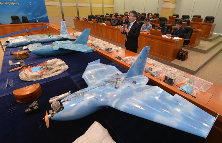 2014년 4월 11일 김종성 UAD 체계개발단장이 오전 대전 국방과학연구소에서 북 추정 무인기 중간조사결과를 발표하며 무인기에 탑재된 부품과 카메라 제원 등을 설명하고 있다. /신현종 기자