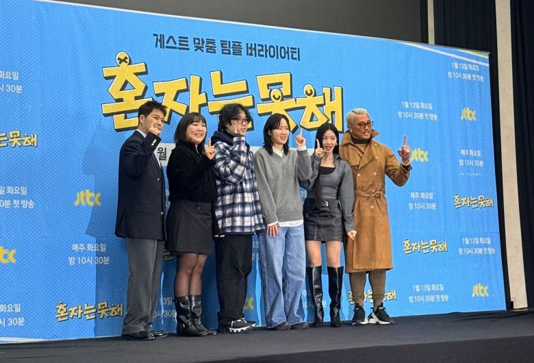 방송인 전현무(왼쪽부터), 개그우먼 이수진, 홍상훈 CP, 권예솔 PD, 배우 이세희, 방송인 겸 격투기 선수 추성훈이 12일 오후 서울 마포구 스탠포드호텔코리아에서 열린 JTBC ‘혼자는 못 해’ 제작발표회에 참석해 포즈를 취하고 있다. /김명일 기자