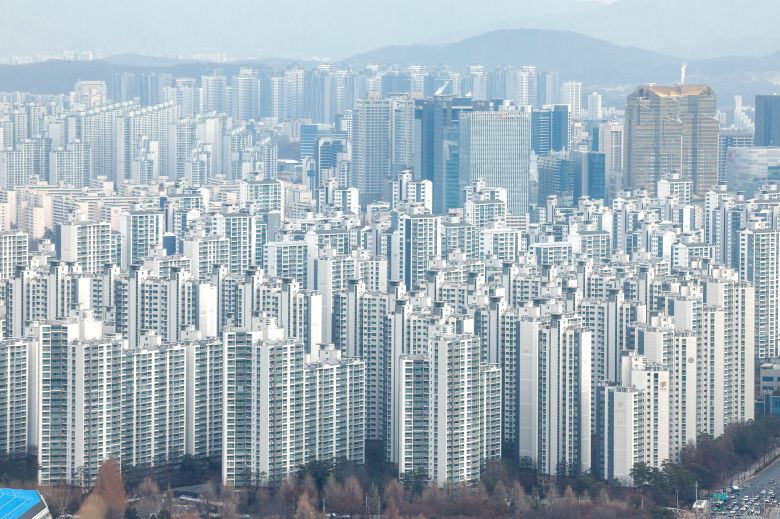 정부가 돈을 풀면 집값이 오른다는 기대감에 서울 아파트 가격이 계속 오르고 있다. 사진은 지난 1월 6일 서울 강남구 트레이드타워에서 바라본 도심 아파트 단지./뉴스1