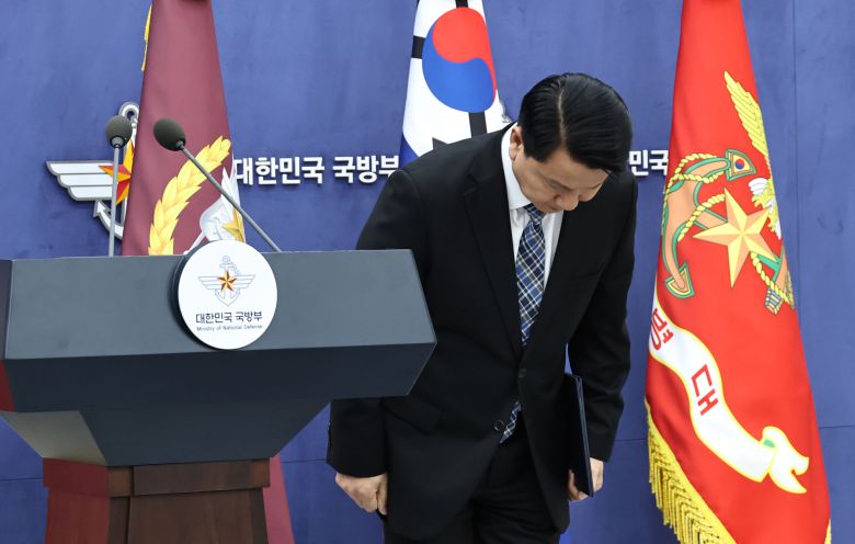 김홍철 국방부 국방정책실장이 10일 서울 용산구 국방부 브리핑룸에서 무인기 관련 북한 총참모부 성명에 대한 국방부의 입장을 발표한 뒤 인사하고 있다.    이날 국방부는 한국이 무인기를 또다시 침투시켰다는 북한의 주장에 대해 우리 군의 작전이 아니라고 거듭 강조하며 민간 영역에서 이뤄졌을 가능성을 철저히 조사하겠다고 밝혔다./연합뉴스