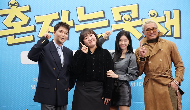 방송인 전현무(왼쪽부터), 개그우먼 이수진, 배우 이세희, 방송인 겸 격투기 선수 추성훈이 12일 오후 서울 마포구 스탠포드호텔코리아에서 열린 JTBC ‘혼자는 못 해’ 제작발표회에 참석해 포즈를 취하고 있다. /뉴스1