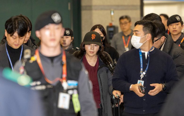 김경 서울시의원이 11일 오후 인천국제공항 제1여객터미널을 통해 귀국해 공항을 빠져 나가고 있다./김지호 기자