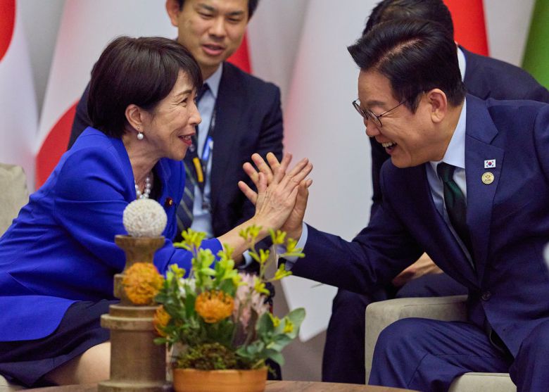 이재명 대통령이 23일(현지시간) 주요 20개국(G20) 정상회의가 열린 남아프리카공화국 요하네스버그 나스렉 엑스포센터에서 다카이치 사나에 일본 총리와 비공식 약식 회담을 하고 있다./연합뉴스