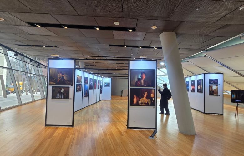 12일 영화 '휴민트' 사진전이 열리는 서울 동대문디자인플라자 이간수문전시장을 관람객이 둘러보고 있다. 전시는 25일까지 열린다./신정선 기자