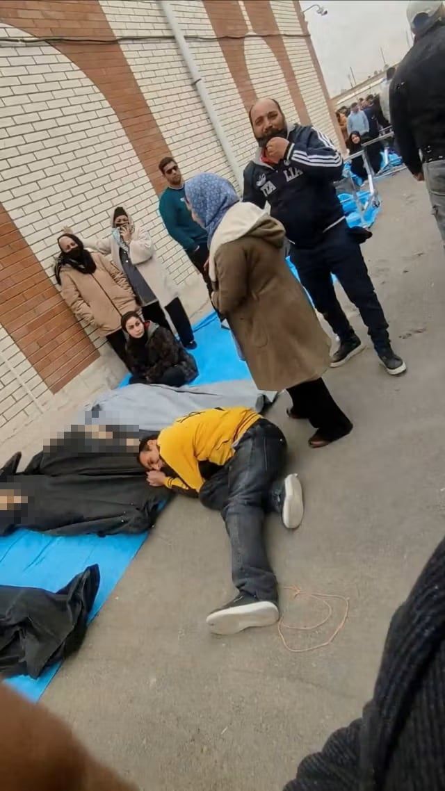 11일 테헤란의 한 법의학센터에서 촬영된 것으로 알려진 소셜미디어 영상. 시신이 곳곳에 널려있다. 로이터는 이 영상을 검증한 뒤  "건물, 도로 배치, 그리고 해당 지역의 위성 이미지를 통해 위치를 확인했다"고 했다./소셜미디어