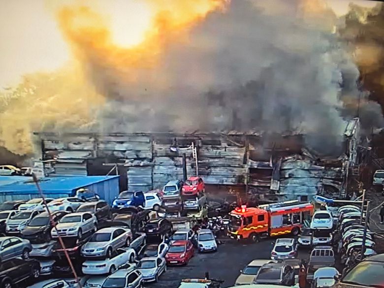 12일 오전 불이 난 경남 거제시 장평동의 폐차장. /독자제공