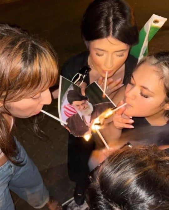 이란 최고지도자 아야톨라 알리 하메네이의 사진을 불 태우고 담뱃불로 쓰는 여성 ./ 엑스(X)