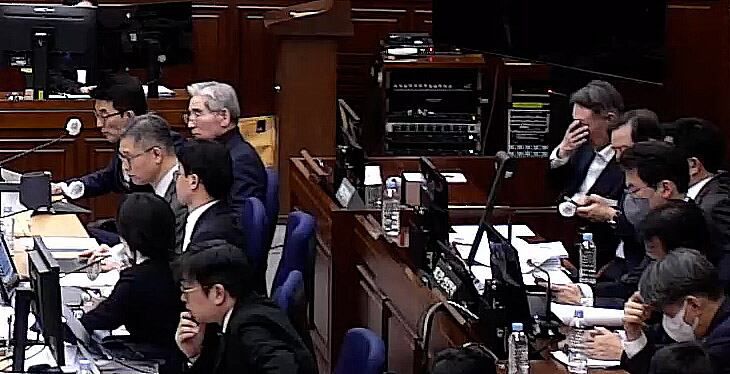 윤석열 전 대통령이 9일 오후 서울 서초구 서울중앙지방법원에서 열린 내란 우두머리 혐의 1심 결심 공판에 출석해 얼굴을 만지고 있다. 윤 전 대통령 앞에는 김용현 전 국방부 장관이 앉아 있다. (서울중앙지방법원 제공 영상 캡쳐.)/뉴스1