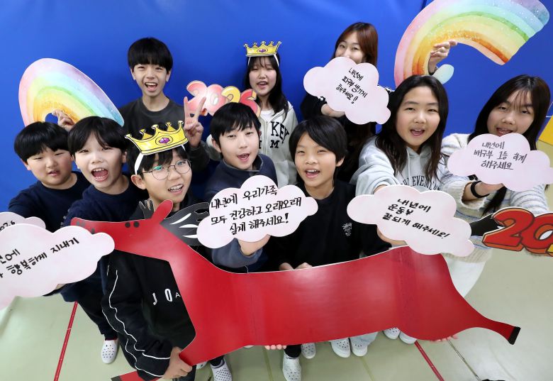 지난 12월, 2014년 말띠 해에 태어난 세종참샘초등학교 5학년 학생들이 새해 소망과 다짐을 적은 글귀를 들고 붉은 말 모형과 함께 힘찬 포즈를 취하고 있다. /신현종 기자