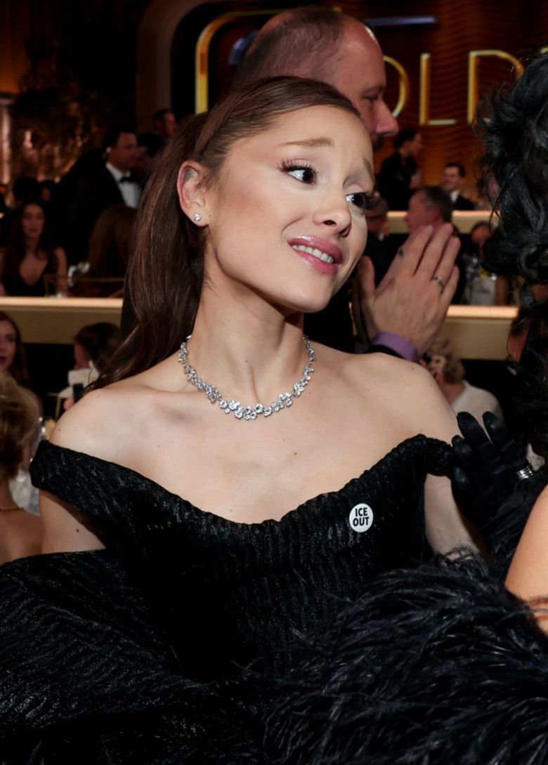 ‘ICE OUT’ 배지를 단 팝스타 겸 배우 아리아나 그란데. /엑스