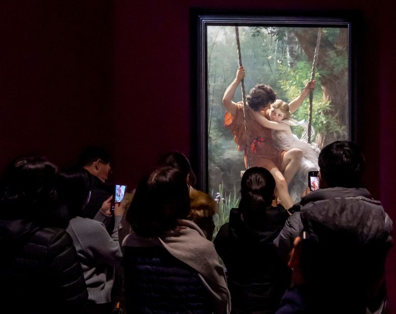 피에르 오귀스트 코 ‘봄'을 감상하는 관람객들. /김지호 기자