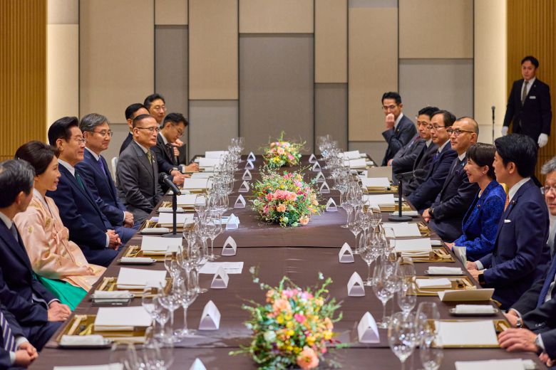 이재명 대통령과 김혜경 여사가 13일 일본 나라현의 한 호텔에서 열린 한일 정상 만찬에서 다카이치 사나에 일본 총리의 발언을 듣고 있다./연합뉴스
