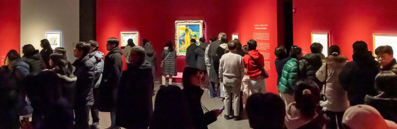 주말인 지난 11일 오전 서울 용산 국립중앙박물관 특별전 ‘인상주의에서 초기 모더니즘까지, 빛을 수집한 사람들’ 전시장이 오픈런 관람객들로 북적이고 있다. 작품 해설까지 꼼꼼하게 읽으며 감상하는 학구파 관람객이 많이 보인다. /김지호 기자